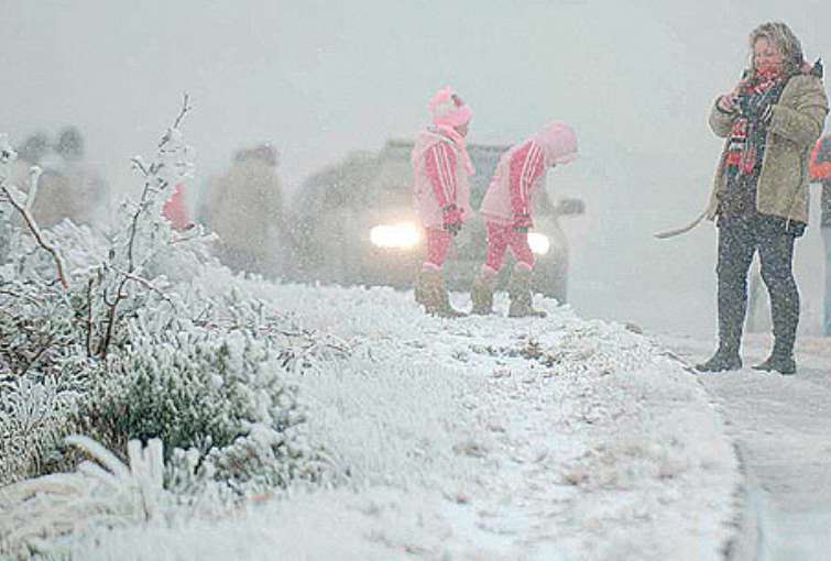 Neve na Serra Catarinense - a neve atende as expectativas dos turistas que já lotam as cidades da serra catarinense